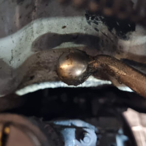 Schaltgestängehalterung mit Rückholfeder und Umlenkhebel im Motorraum der Lancia Fulvia Berlina, aufgenommen als Einbau- und Funktionsreferenz.