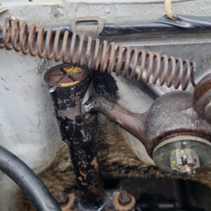 Detailansicht eines Kugelkopfs am Schaltgestänge im Motorraum der Lancia Fulvia Berlina als Aufnahme der zu lagernden Kugelverbindung.