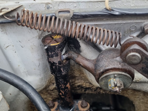 Detailansicht eines Kugelkopfs am Schaltgestänge im Motorraum der Lancia Fulvia Berlina als Aufnahme der zu lagernden Kugelverbindung.