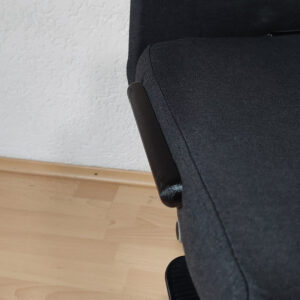 Lieferumfang mit zwei schwarzen Armlehnen-Abdeckungen, vier Schrauben und vier Abdeckkappen für IKEA MARKUS