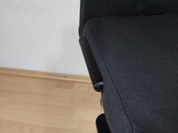 Lieferumfang mit zwei schwarzen Armlehnen-Abdeckungen, vier Schrauben und vier Abdeckkappen für IKEA MARKUS