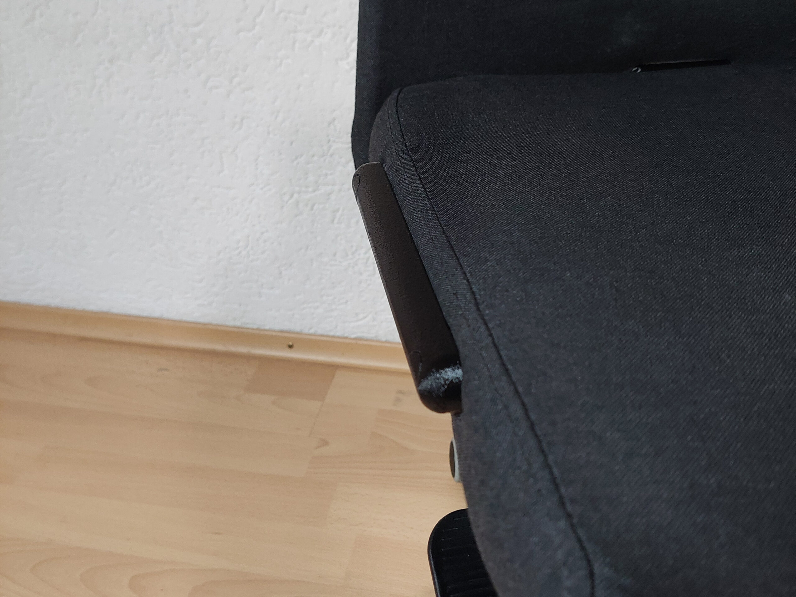 Lieferumfang mit zwei schwarzen Armlehnen-Abdeckungen, vier Schrauben und vier Abdeckkappen für IKEA MARKUS